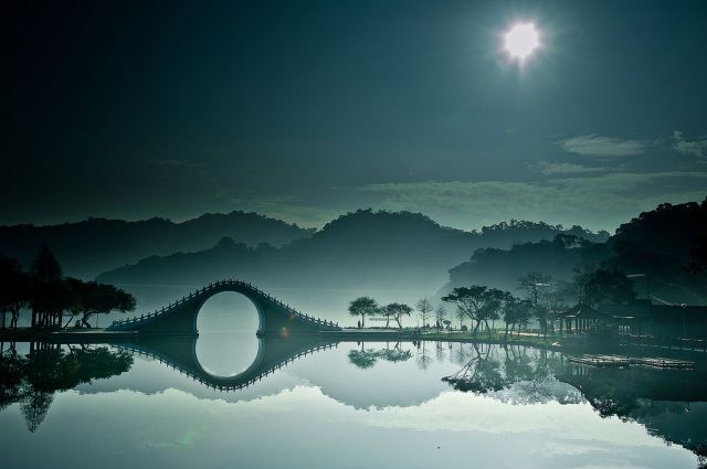 MoonbridgeinDahuParkTaipei.jpg