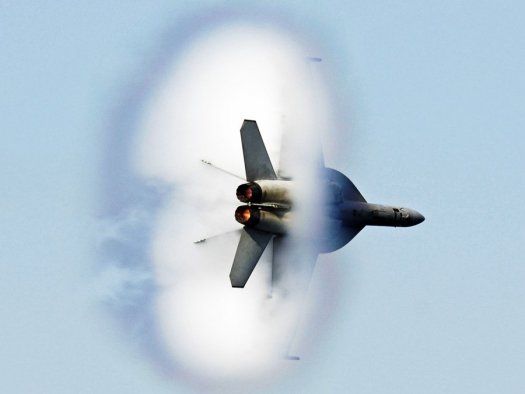 this-fa-18f-super-hornet-flew-over-visitors-aboard-the-uss-kitty-hawk-and-stunned-everyone-with-a-supersonic-demo.jpg